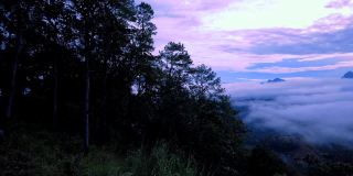 在泰国清迈省的清道，Muang Kong市，晨曦和晨雾的移动。