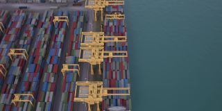 深海港口集装箱船装卸，集装箱船商业物流进出口货物运输鸟瞰图，集装箱装载货物货轮。循环