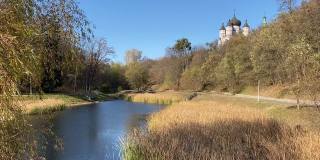 河边美丽的教堂。乌克兰基辅市Feofaniya公园上的圣潘特雷蒙修道院乌克兰东正教教堂。基辅镇风景优美的公园池塘边的田园诗般的阳光秋日。