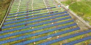 绿地上正在建设的太阳能发电厂鸟瞰图。组装用于清洁生态能源生产的电板