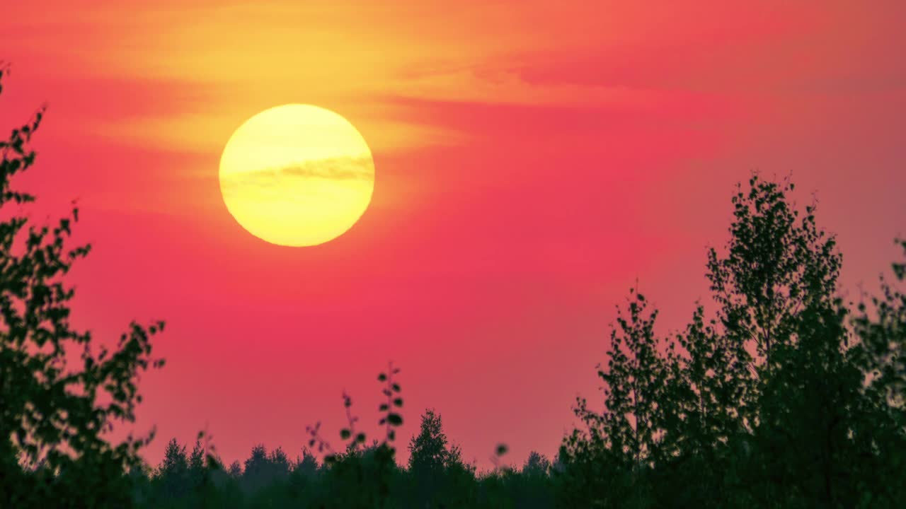 云在夏日的夕阳里移动，时光流逝