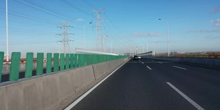 实时汽车在高架公路上行驶，上海，中国