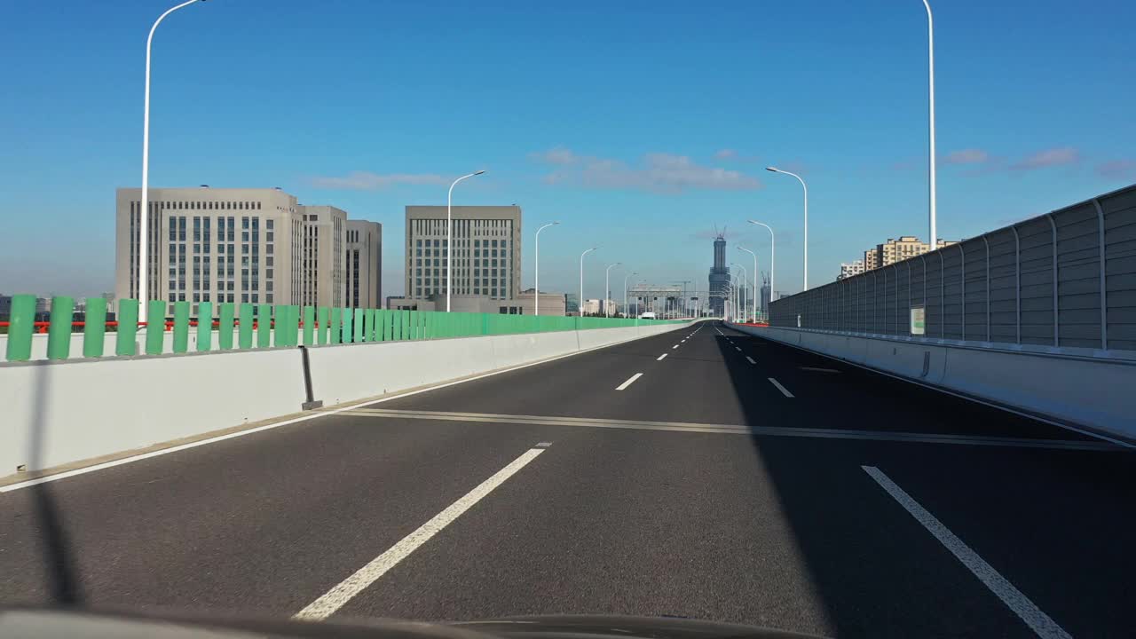 实时汽车在高架公路上行驶，上海，中国