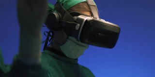 医生戴着VR眼镜在医院做手术。