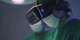 医生戴着虚拟现实眼镜在手术室与病人交谈。