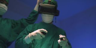 医生戴着虚拟现实眼镜在手术室与病人交谈。