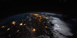 太空中的地球，手握复古电视。这段视频的元素由美国宇航局提供。