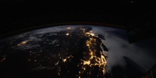 在太空中，地球行星上的手形成了一颗心。这段视频的元素由美国宇航局提供。