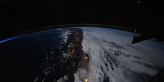 太空中的地球上空，手拿着黄色卷尺。这段视频的元素由美国宇航局提供。