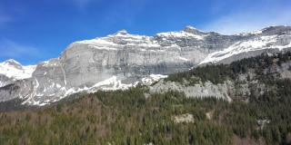 在一个阳光明媚的春天，在欧洲的勃朗峰，在法国的阿尔卑斯山，在夏蒙尼，积雪覆盖的岩石。