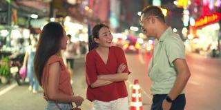 4K一群亚洲人朋友一起走在夜市街头