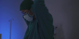 成熟的男性外科医生为病人做手术。