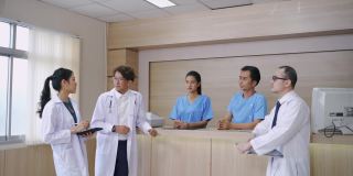 亚洲医生在医院里进行讨论。