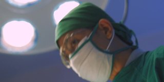 男外科医生进行外科手术的肖像。
