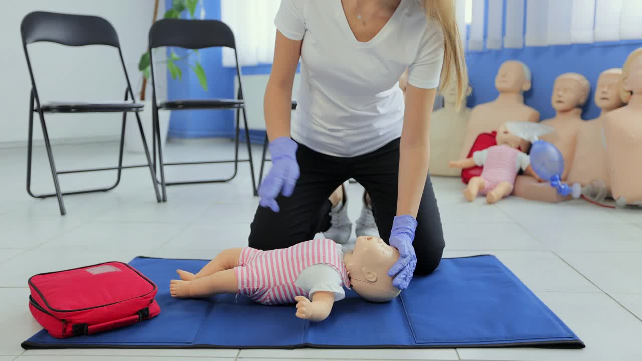 从业人员在婴儿模型上进行医学学习。对儿童假人进行急救。急救培训。