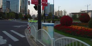 实时汽车驾驶在陆家嘴金融区，中国上海