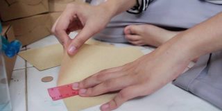 妇女剪纸制作纸板礼品盒