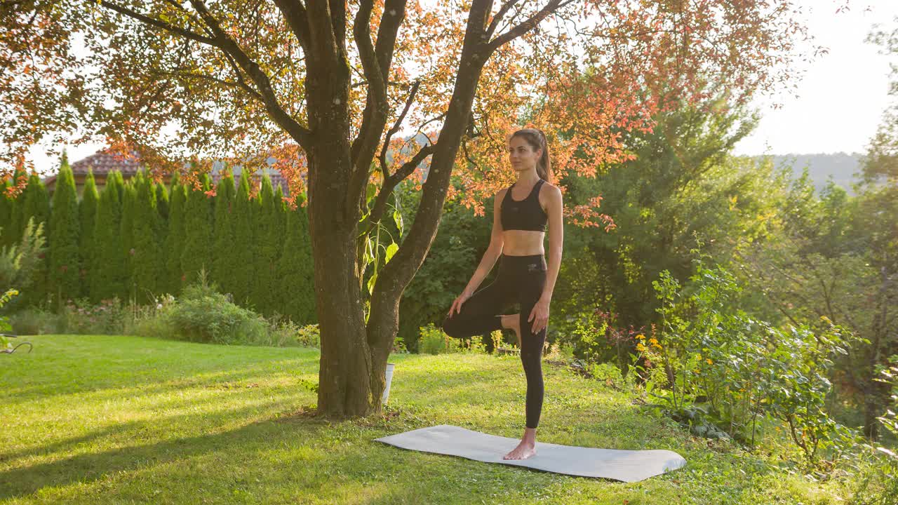 注重身体健康的女性，在户外练习瑜伽