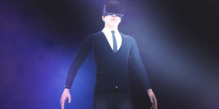 一名戴着虚拟现实头盔的男子变身成游戏角色
