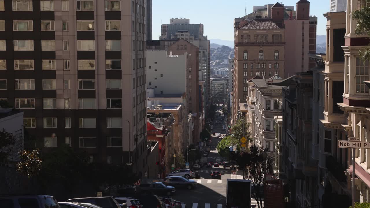 旧金山下诺布山街景在一个阳光明媚的十月下午