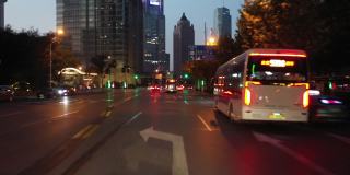 实时汽车驾驶在陆家嘴金融区，中国上海