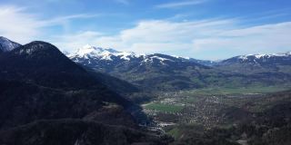 帕西市被勃朗峰控制在欧洲，在法国，在阿尔卑斯山，在夏蒙尼，在春天，一个阳光明媚的日子。