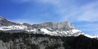 Tête à l'Âne山峦，走向夏蒙尼，在欧洲的勃朗峰，在法国，在阿尔卑斯山，走向夏蒙尼，在春天，一个阳光明媚的日子。