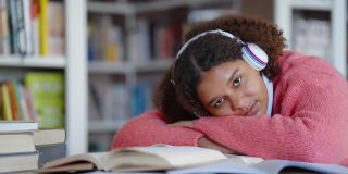 黑人学生在学习和躺在书上后很累