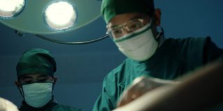 外科医生团队正在手术室抢救病人的生命。