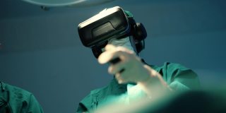 外科医生学生练习在手术室使用VR头盔。