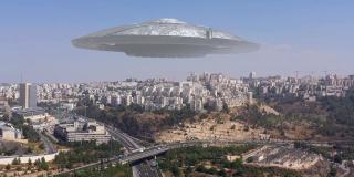 大型不明飞行物飞碟在耶路撒冷城市上空-鸟瞰图
