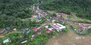 无人机鸟瞰图萨班村，位于泰国南山谷中的城市
