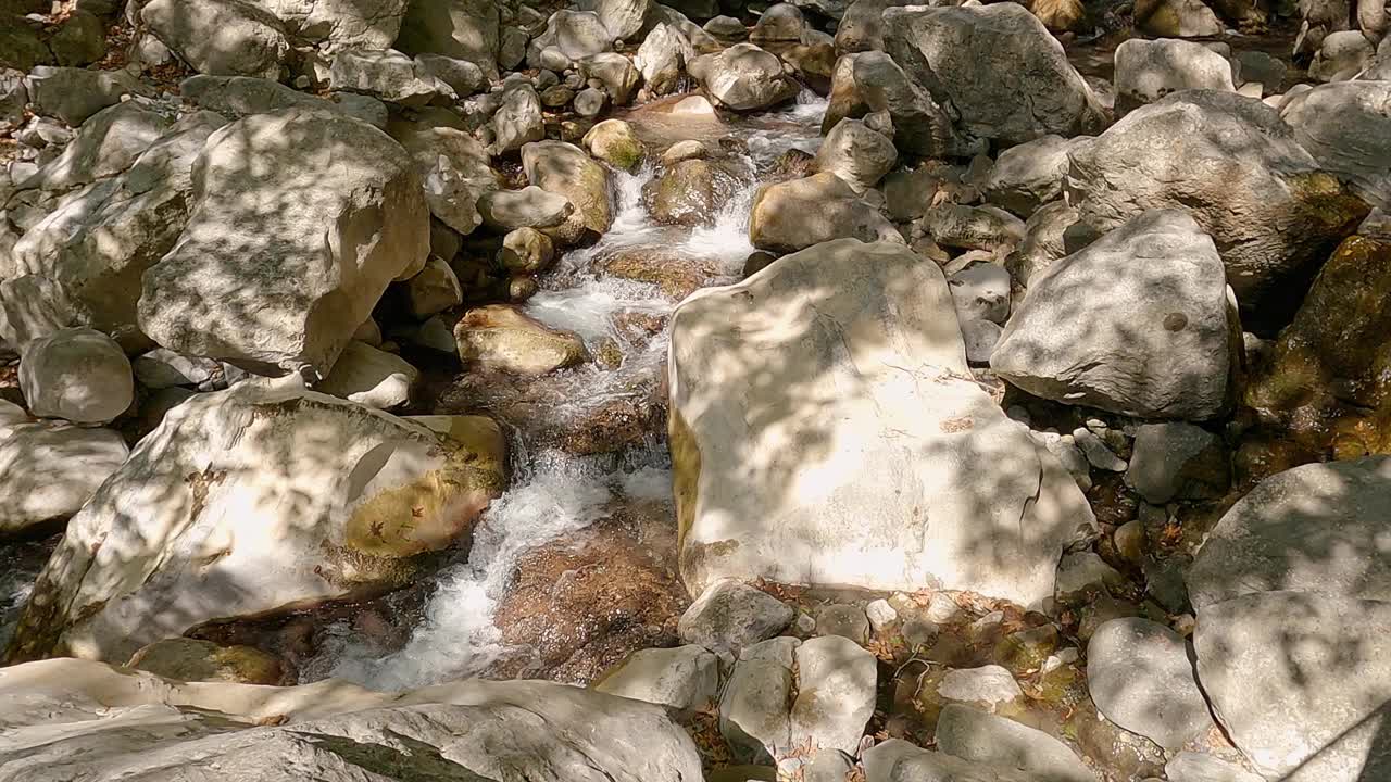 水在山岩间流动，峡谷中的河流，慢动作，瀑布。