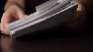 一个男人的手把一叠文件扔在桌上。缓慢的运动。工作中的压力和精神崩溃。视频素材模板下载