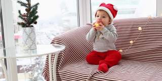 圣诞老人坐在家里的窗边吃东西