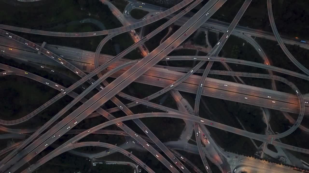 高架桥鸟瞰图和繁忙的交通在黄昏