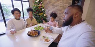 非裔美国黑人家庭在家中拍摄视频期间一起庆祝圣诞节和新年派对