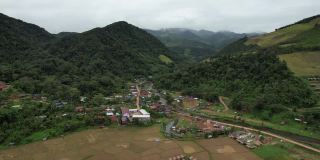 无人机鸟瞰图萨班村，位于泰国南山谷中的城市