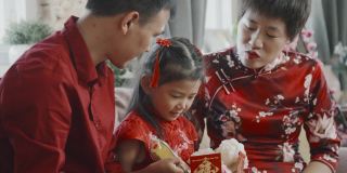 家人一起庆祝中国新年