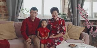 家庭庆祝中国新年的画像