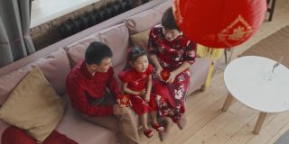 家庭庆祝中国新年的顶部视图