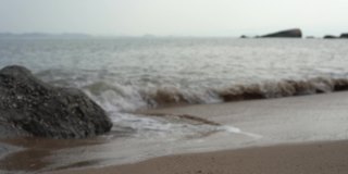 海浪拍打着海边的沙滩