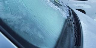 早上擦汽车挡风玻璃上的冰