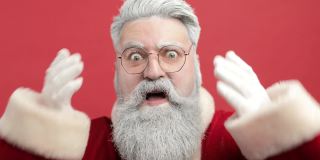 愤怒的疯狂尖叫的圣诞老人咒骂淘气的孩子，因为淘气的孩子一整年都表现不好而不会收到节日礼物