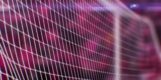 美丽的足球进球在世界杯比赛卡塔尔颜色。慢动作特写:球飞进操场的网里。足球游戏有趣的3d动画。体育的概念