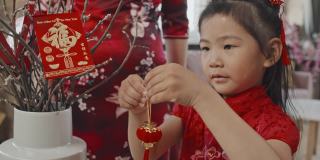 中国女孩为农历新年装饰