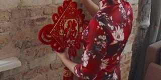 中国妇女挂农历新年装饰品