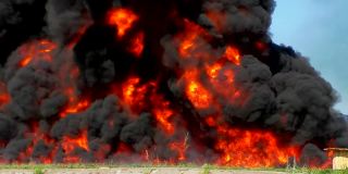 石油的爆炸火灾是巨大的。