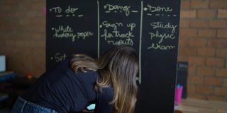 一个正在黑板上写字的年轻女子