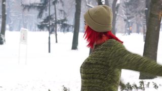 顽皮的红发女郎在雪地上打转视频素材模板下载